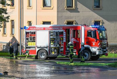 Update zu Umweltamt vor Ort: 20.000 Liter Gülle nach Unfall in Mittelsachsen ausgelaufen - Schwerer Unfall in Geringswalde: Ein LKW kippte auf die Seite und verlor Gülle. Foto: EHL Media/Dietmar Thomas