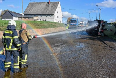 Update zu Umweltamt vor Ort: 20.000 Liter Gülle nach Unfall in Mittelsachsen ausgelaufen - Schwerer Unfall in Geringswalde: Ein LKW kippte auf die Seite und verlor Gülle. Foto: EHL Media/Dietmar Thomas