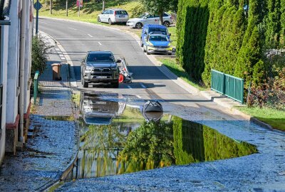 Update zu Umweltamt vor Ort: 20.000 Liter Gülle nach Unfall in Mittelsachsen ausgelaufen - Schwerer Unfall in Geringswalde: Ein LKW kippte auf die Seite und verlor Gülle. Foto: EHL Media/Dietmar Thomas