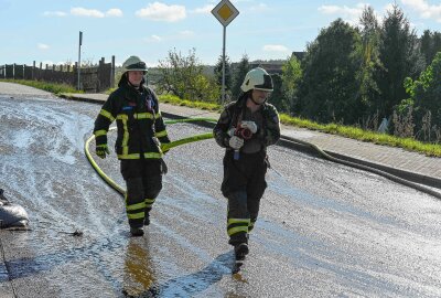 Update zu Umweltamt vor Ort: 20.000 Liter Gülle nach Unfall in Mittelsachsen ausgelaufen - Schwerer Unfall in Geringswalde: Ein LKW kippte auf die Seite und verlor Gülle. Foto: EHL Media/Dietmar Thomas