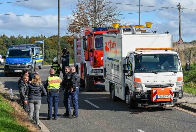 Update zu Umweltamt vor Ort: 20.000 Liter Gülle nach Unfall in Mittelsachsen ausgelaufen - Schwerer Unfall in Geringswalde: Ein LKW kippte auf die Seite und verlor Gülle. Foto: EHL Media/Dietmar Thomas