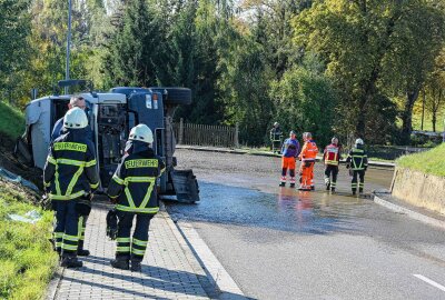 Update zu Umweltamt vor Ort: 20.000 Liter Gülle nach Unfall in Mittelsachsen ausgelaufen - Schwerer Unfall in Geringswalde: Ein LKW kippte auf die Seite und verlor Gülle. Foto: EHL Media/Dietmar Thomas