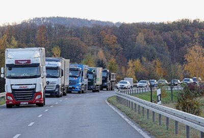 Update zu Unfall auf der B173 in Lichtenstein: Vollsperrung nach Zusammenstoß mit Multicar - Unfall auf der B173. Foto: Andreas Kretschel