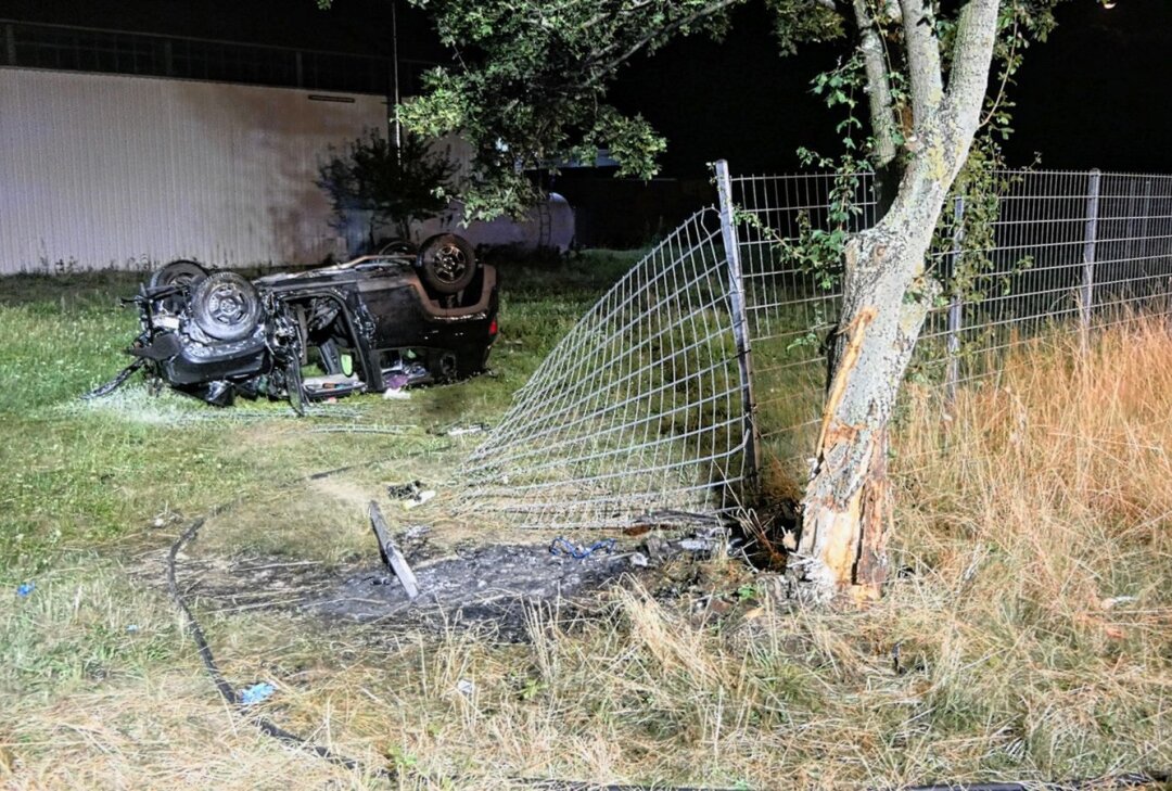 Update zu Unfall bei Leipzig: PKW überschlägt sich und fängt Feuer - Schwerer Unfall im Landkreis Leipzig: Jeep überschlägt sich zwischen Trebsen und Seelingstädt. Foto: Sören Müller