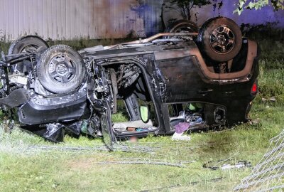 Update zu Unfall bei Leipzig: PKW überschlägt sich und fängt Feuer - Schwerer Unfall im Landkreis Leipzig: Jeep überschlägt sich zwischen Trebsen und Seelingstädt. Foto: Sören Müller