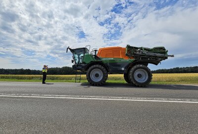 Update zu Unfall im Vogtland: PKW fährt auf Landmaschine auf und kippt um - Auf der S289 kam es zu einem Unfall mit einem Traktor. Foto: Mike Müller