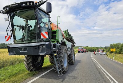 Update zu Unfall im Vogtland: PKW fährt auf Landmaschine auf und kippt um - Bei einem Auffahrunfall wurde eine Person verletzt. Foto: Mike Müller