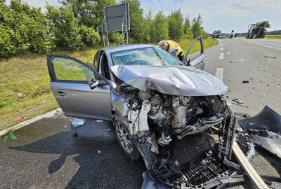 Update zu Unfall im Vogtland: PKW fährt auf Landmaschine auf und kippt um - Bei einem Auffahrunfall wurde eine Person verletzt. Foto: Mike Müller