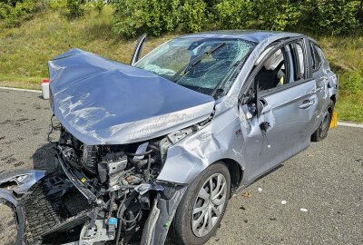 Update zu Unfall im Vogtland: PKW fährt auf Landmaschine auf und kippt um - Bei einem Auffahrunfall wurde eine Person verletzt. Foto: Mike Müller