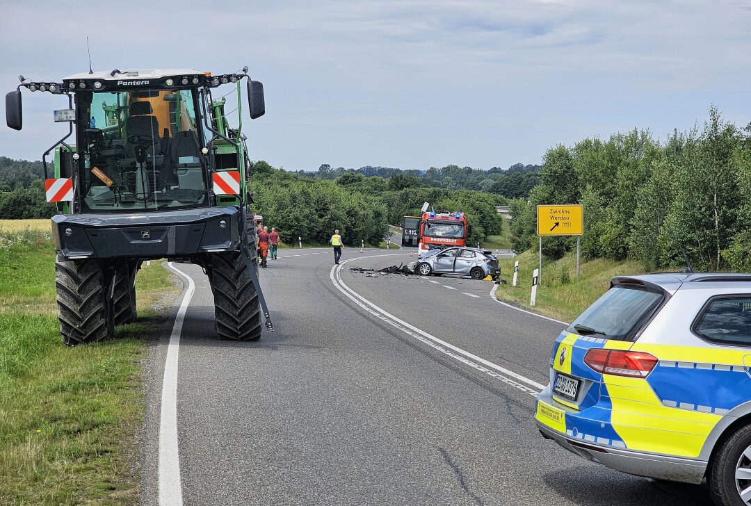 Update zu Unfall im Vogtland: PKW fährt auf Landmaschine auf und kippt um - Bei einem Auffahrunfall wurde eine Person verletzt. Foto: Mike Müller