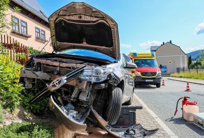 Update zu Unfall in Aue: Toyota kommt von Fahrbahn ab und landet auf Mauer - Bei dem Unfall wurde die Beifahrerin verletzt und in ein Krankenhaus gebracht. Foto: Niko Mutschmann