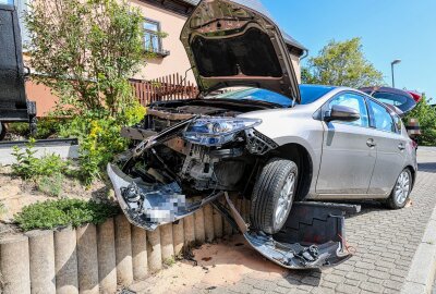 Update zu Unfall in Aue: Toyota kommt von Fahrbahn ab und landet auf Mauer - Bei dem Unfall wurde die Beifahrerin verletzt und in ein Krankenhaus gebracht. Foto: Niko Mutschmann