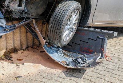 Update zu Unfall in Aue: Toyota kommt von Fahrbahn ab und landet auf Mauer - Bei dem Unfall wurde die Beifahrerin verletzt und in ein Krankenhaus gebracht. Foto: Niko Mutschmann