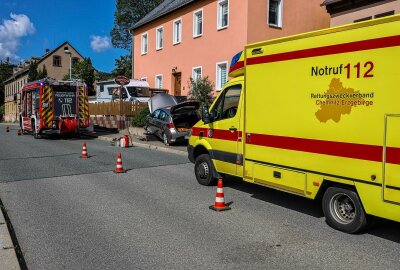 Update zu Unfall in Aue: Toyota kommt von Fahrbahn ab und landet auf Mauer - Bei dem Unfall wurde die Beifahrerin verletzt und in ein Krankenhaus gebracht. Foto: Niko Mutschmann