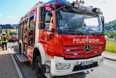 Update zu Unfall in Aue: Toyota kommt von Fahrbahn ab und landet auf Mauer - Die Einsatzkräfte der Feuerwehr Aue sicherten das Fahrzeug gegen abrutschen, klemmte die Batterie ab, stellten Brandschutz und sicherten die Einsatzstelle. Foto: Niko Mutschmann