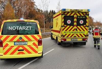 Update zu Unfall in Raschau: Motorradfahrer schwer verletzt - Ein Motorradfahrer verlor die Kontrolle und kollidierte mit der Leitplanke Foto: Niko Mutschmann