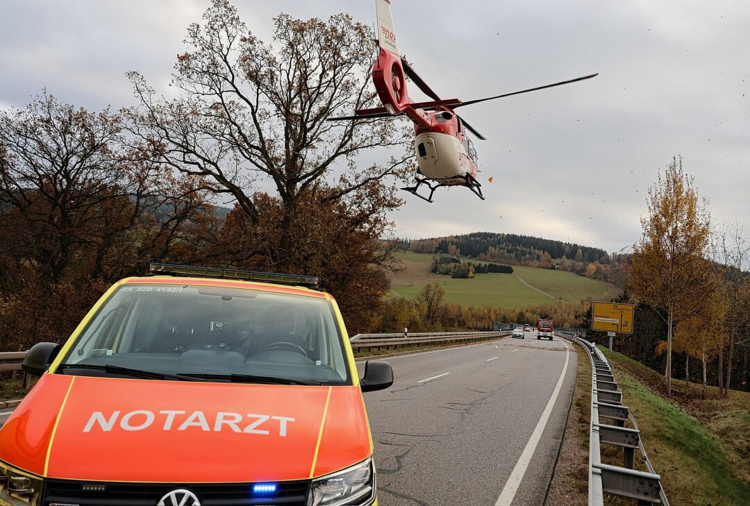 Update zu Unfall in Raschau: Motorradfahrer schwer verletzt - Der Fahrer musste nach seinem Sturz mit einem Rettungshubschrauber ins Krankenhaus gebracht werden. Foto: Niko Mutschmann