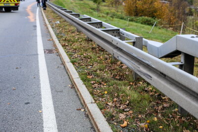 Ein Motorradfahrer verlor die Kontrolle und kollidierte mit der Leitplanke Foto: Niko Mutschmann