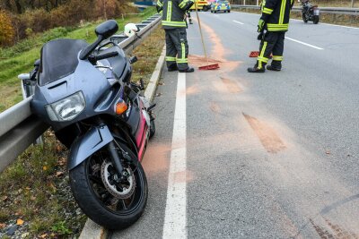 Update zu Unfall in Raschau: Motorradfahrer schwer verletzt - Ein Motorradfahrer verlor die Kontrolle und kollidierte mit der Leitplanke Foto: Niko Mutschmann