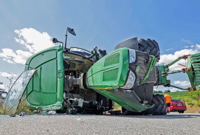 Update zu Unfall zwischen Traktor und PKW in Glauchau - Am Dienstag hat sich ein schwerer Verkehrsunfall zwischen einem Traktorfahrer und einer PKW-Fahrerin ereignet. Foto: Andreas Kretschel