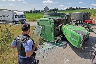 Update zu Unfall zwischen Traktor und PKW in Glauchau - Am Dienstag hat sich ein schwerer Verkehrsunfall zwischen einem Traktorfahrer und einer PKW-Fahrerin ereignet. Foto: Andreas Kretschel