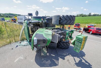 Update zu Unfall zwischen Traktor und PKW in Glauchau - Am Dienstag hat sich ein schwerer Verkehrsunfall zwischen einem Traktorfahrer und einer PKW-Fahrerin ereignet. Foto: Andreas Kretschel