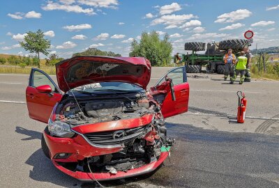 Update zu Unfall zwischen Traktor und PKW in Glauchau - Am Dienstag hat sich ein schwerer Verkehrsunfall zwischen einem Traktorfahrer und einer PKW-Fahrerin ereignet. Foto: Andreas Kretschel