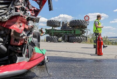 Update zu Unfall zwischen Traktor und PKW in Glauchau - Am Dienstag hat sich ein schwerer Verkehrsunfall zwischen einem Traktorfahrer und einer PKW-Fahrerin ereignet. Foto: Andreas Kretschel