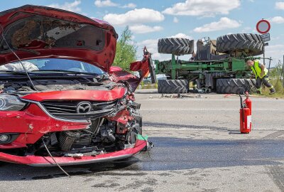 Update zu Unfall zwischen Traktor und PKW in Glauchau - Am Dienstag hat sich ein schwerer Verkehrsunfall zwischen einem Traktorfahrer und einer PKW-Fahrerin ereignet. Foto: Andreas Kretschel