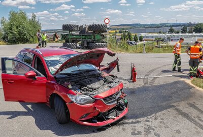 Update zu Unfall zwischen Traktor und PKW in Glauchau - Am Dienstag hat sich ein schwerer Verkehrsunfall zwischen einem Traktorfahrer und einer PKW-Fahrerin ereignet. Foto: Andreas Kretschel