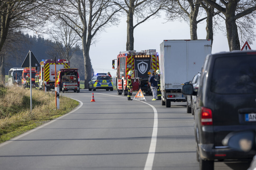 Update zu Verkehrsunfall auf B 101: Bundesstraße im Erzgebirge für mehrere Stunden gesperrt - Fahrzeugunfall sorgt für Straßensperrung auf der B101.