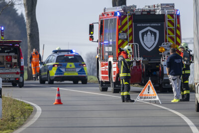 Update zu Verkehrsunfall auf B 101: Bundesstraße im Erzgebirge für mehrere Stunden gesperrt - Fachfirma übernimmt Reinigung nach Kollision.