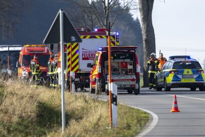 Update zu Verkehrsunfall auf B 101: Bundesstraße im Erzgebirge für mehrere Stunden gesperrt - Zwei Stunden Sperrung: Autofahrer müssen Umleitung nutzen.