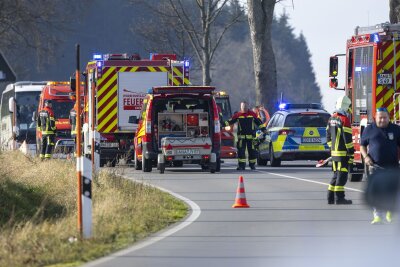 Update zu Verkehrsunfall auf B 101: Bundesstraße im Erzgebirge für mehrere Stunden gesperrt - Verletzt bei Unfall: Fahrer ins Krankenhaus eingeliefert.