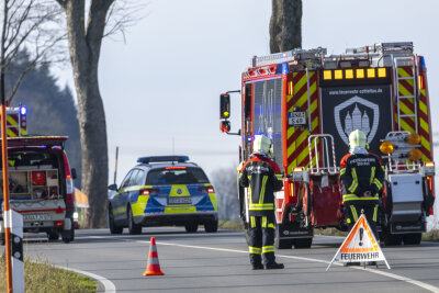 Update zu Verkehrsunfall auf B 101: Bundesstraße im Erzgebirge für mehrere Stunden gesperrt - Feuerwehr Dörfel: 14 Kameraden im Einsatz.