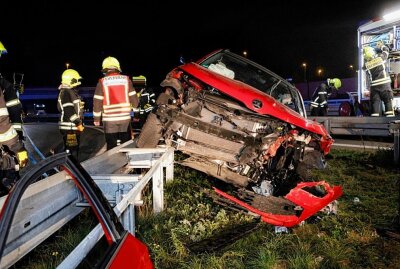 Update zu Verkehrsunfall auf der A4: Skoda kracht in Leitplanke - Am Donnerstagabend kam es auf der A4 bei Chemnitz zu einem Verkehrsunfall. Foto: ChemPic