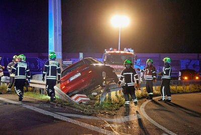 Update zu Verkehrsunfall auf der A4: Skoda kracht in Leitplanke - Die Fahrerin wollte von der Autobahn abfahren und verlor die Kontrolle. Foto: ChemPic