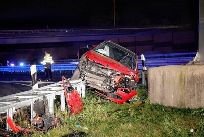 Update zu Verkehrsunfall auf der A4: Skoda kracht in Leitplanke - Die Feuerwehr Chemnitz musste die Fahrerin schonend mit hydraulischen Rettungswerkzeugen aus ihrem PKW befreien. Foto: ChemPic