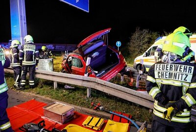 Update zu Verkehrsunfall auf der A4: Skoda kracht in Leitplanke - Die Fahrerin kam verletzt ins Krankenhaus. Foto: ChemPic