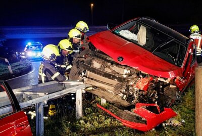 Update zu Verkehrsunfall auf der A4: Skoda kracht in Leitplanke - Dabei verlor sie die Kontrolle übers Fahrzeug und krachte in die Leitplanke und blieb auf dieser stehen. Foto: ChemPic