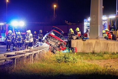 Update zu Verkehrsunfall auf der A4: Skoda kracht in Leitplanke - Am Donnerstagabend kam es auf der A4 bei Chemnitz zu einem Verkehrsunfall. Foto: ChemPic