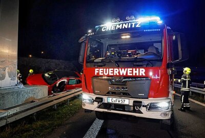 Update zu Verkehrsunfall auf der A4: Skoda kracht in Leitplanke - Die Feuerwehr Chemnitz musste die Fahrerin schonend mit hydraulischen Rettungswerkzeugen aus ihrem PKW befreien. Foto: ChemPic