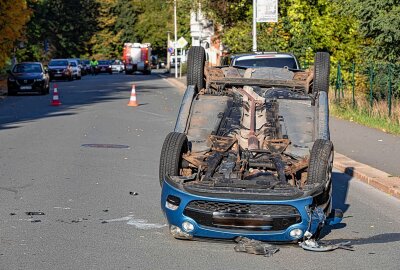 Update zu Verkehrsunfall in Plauen: Fahrzeug überschlägt sich - Die Fahrerin wrde verletzt ins Krankenhaus gebracht. Foto: Igor Pastierovic