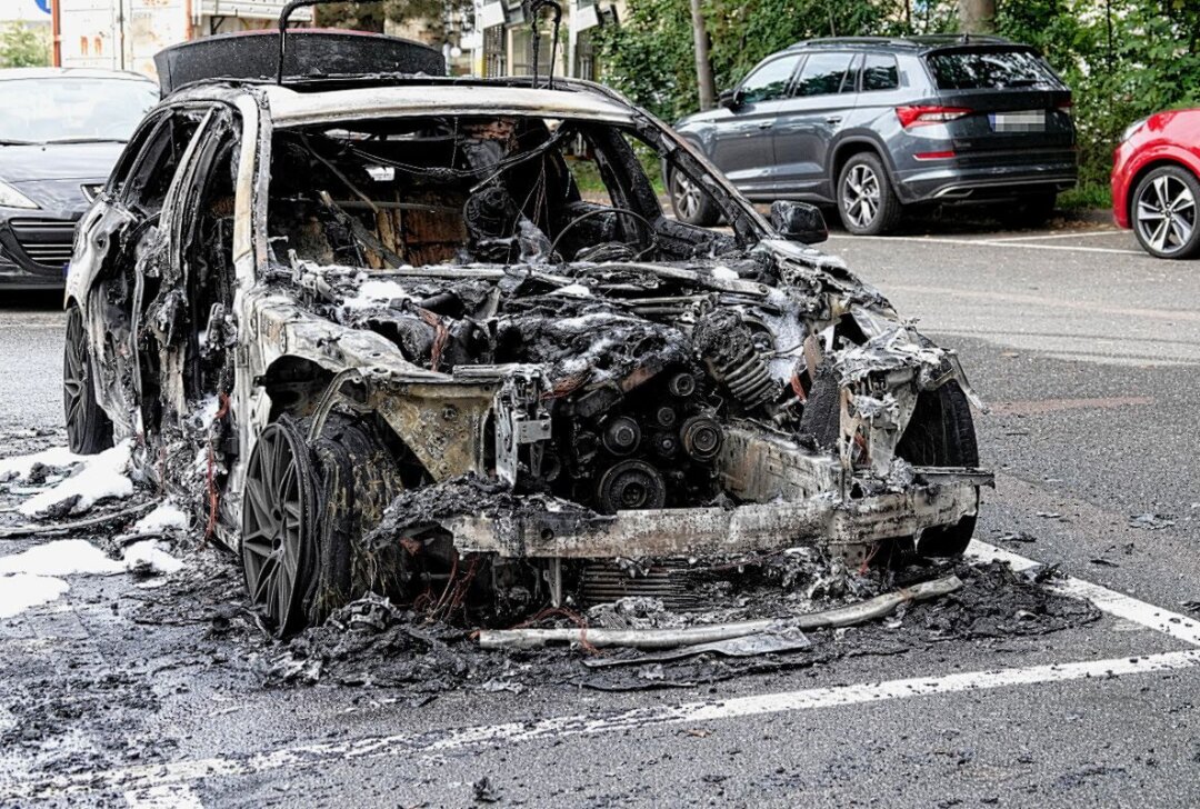 Update zum ausgebrannten BMW: Ermittlungen wegen Brandstiftung nach Fahrzeugbrand - Ein BMW brannte aus unbekannter Ursache vollständig aus. Foto: Jan Härtel