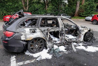 Update zum ausgebrannten BMW: Ermittlungen wegen Brandstiftung nach Fahrzeugbrand - Ein BMW brannte aus unbekannter Ursache vollständig aus. Foto: Jan Härtel