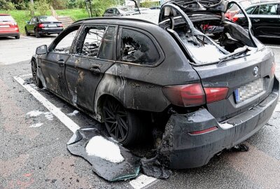 Update zum ausgebrannten BMW: Ermittlungen wegen Brandstiftung nach Fahrzeugbrand - Ein BMW brannte aus unbekannter Ursache vollständig aus. Foto: Jan Härtel