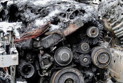 Update zum ausgebrannten BMW: Ermittlungen wegen Brandstiftung nach Fahrzeugbrand - Ein BMW brannte aus unbekannter Ursache vollständig aus. Foto: Jan Härtel