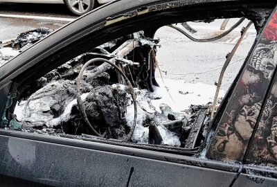 Update zum ausgebrannten BMW: Ermittlungen wegen Brandstiftung nach Fahrzeugbrand - Ein BMW brannte aus unbekannter Ursache vollständig aus. Foto: Jan Härtel