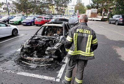 Update zum ausgebrannten BMW: Ermittlungen wegen Brandstiftung nach Fahrzeugbrand - Ein BMW brannte aus unbekannter Ursache vollständig aus. Foto: Jan Härtel