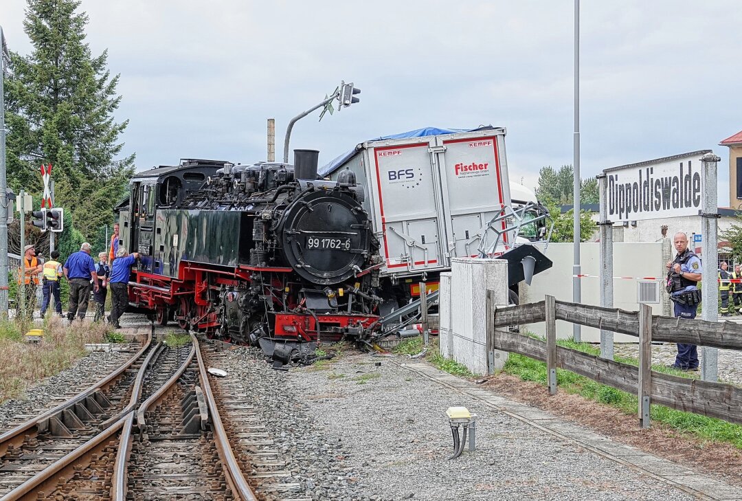 Update zum Bahnunfall in Dippoldiswalde: Weißeritztalbahn kollidiert mit Sattelzug - Ein LKW kollidierte am Bahnübergang mit der Weißeritztalbahn. Foto: Roland Halkasch